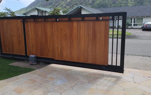 Aluminum and Wood Gate in Hawaii