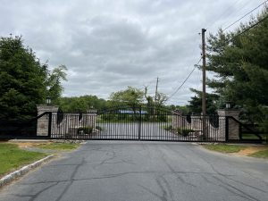 Aluminum double sliding gate