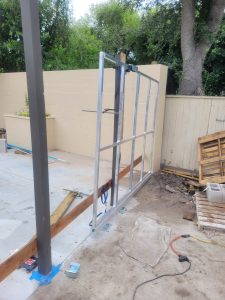 Aluminum frame for cantilever sliding gate
