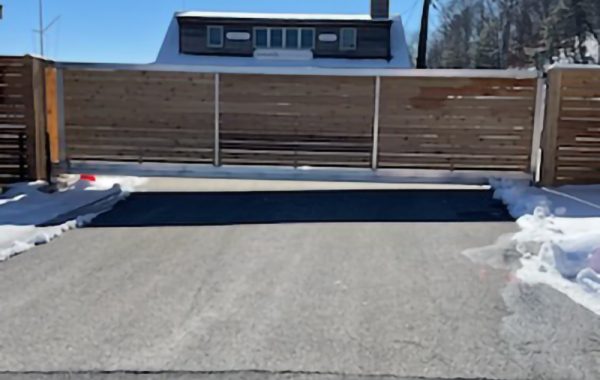 Strong’s Yacht Center Installs Cantilever Gate